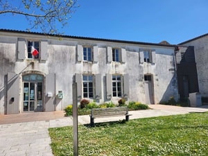 Photographie de l'entrée de la médiathèque de Dompierre-sur-Mer